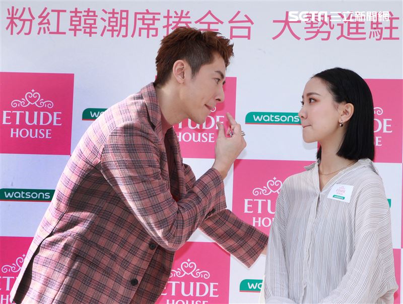 李國毅化身彩妝大師分享如何美妝。（記者邱榮吉/攝影）