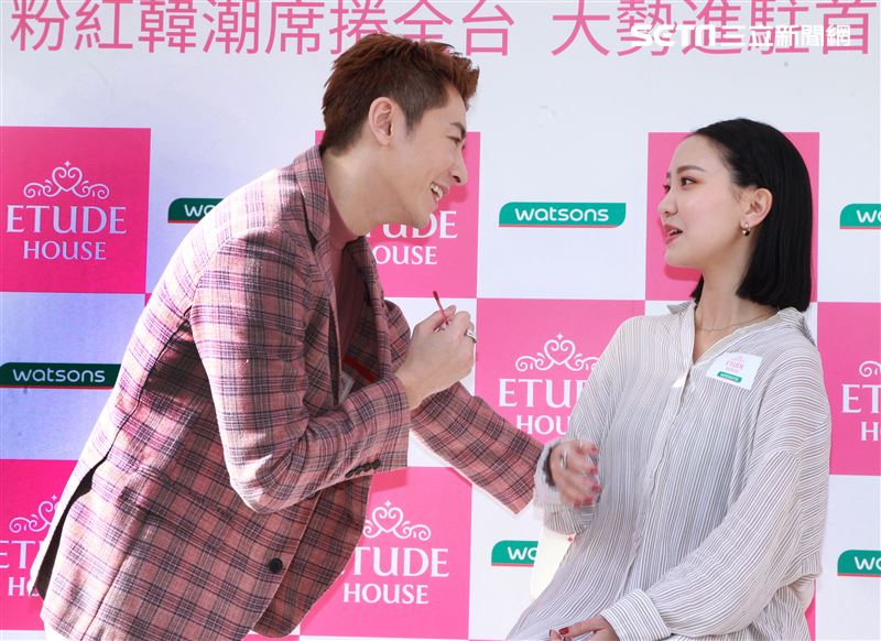 李國毅化身彩妝大師分享如何美妝。（記者邱榮吉/攝影）