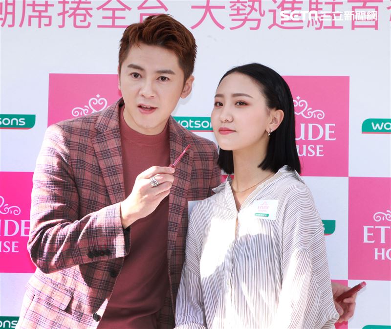 李國毅化身彩妝大師分享如何美妝。（記者邱榮吉/攝影）