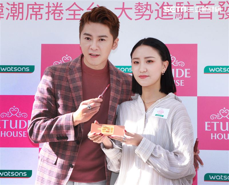 李國毅化身彩妝大師分享如何美妝。（記者邱榮吉/攝影）