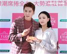 李國毅化身彩妝大師分享如何美妝。（記者邱榮吉/攝影）