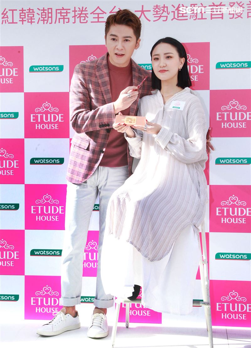 李國毅化身彩妝大師分享如何美妝。（記者邱榮吉/攝影）