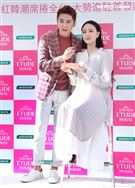 李國毅化身彩妝大師分享如何美妝。（記者邱榮吉/攝影）