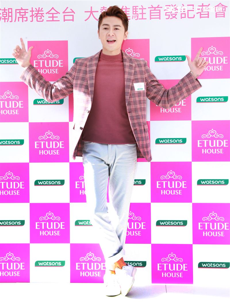 李國毅化身彩妝大師分享如何美妝。（記者邱榮吉/攝影）