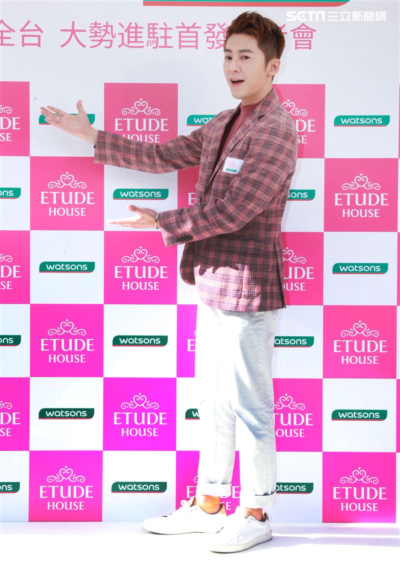 李國毅化身彩妝大師分享如何美妝。（記者邱榮吉/攝影）