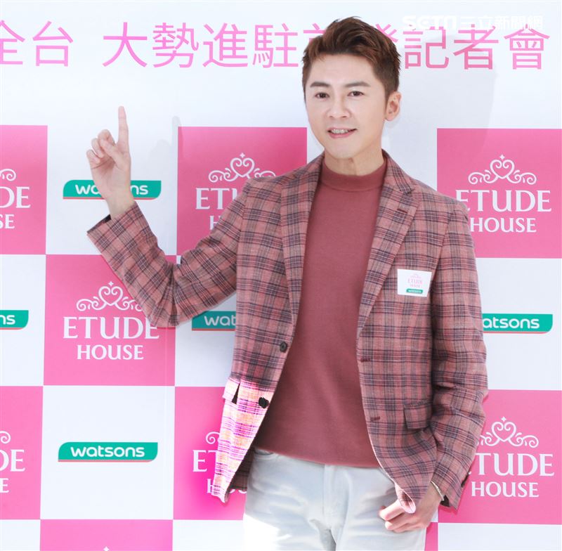 李國毅化身彩妝大師分享如何美妝。（記者邱榮吉/攝影）