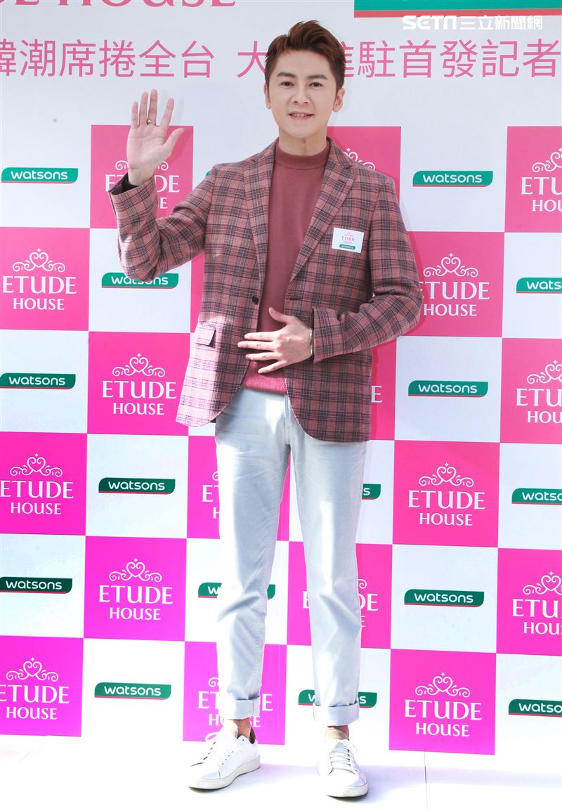 李國毅化身彩妝大師分享如何美妝。（記者邱榮吉/攝影）