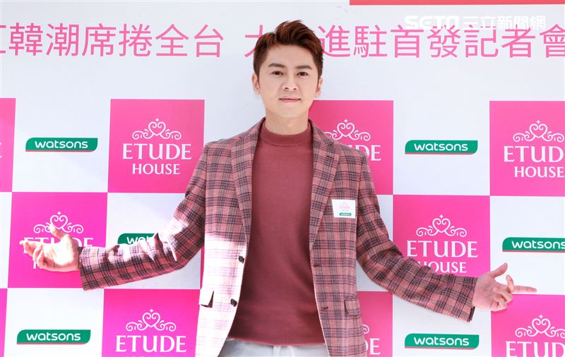 李國毅化身彩妝大師分享如何美妝。（記者邱榮吉/攝影）