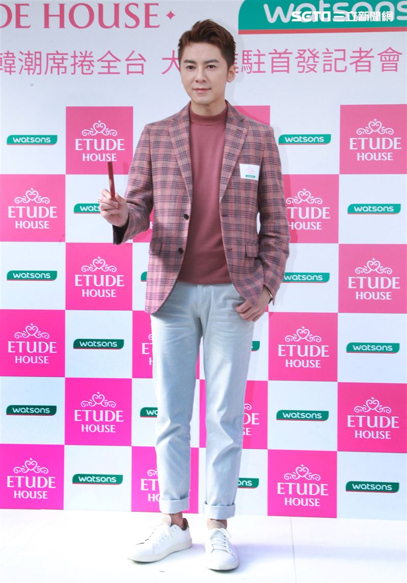 李國毅化身彩妝大師分享如何美妝。（記者邱榮吉/攝影）