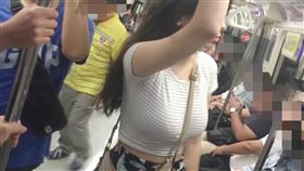 外國正妹搭捷運！背帶竟「深陷雙峰」…豪乳胸型全看光（圖／翻攝自臉書加藤軍路邊隨手拍）
