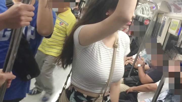 正妹背帶陷雙峰！豪乳胸型乘客全看光