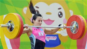 全運會舉重　郭婞淳強勢摘金（1）台灣舉重女神郭婞淳21日在108年桃園全國運動會舉重女子59公斤量級，以抓舉100公斤、挺舉137公斤、總和237公斤輕鬆摘金。中央社記者施宗暉攝　108年10月21日