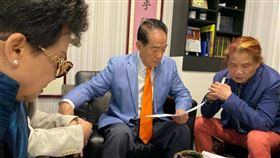 知名資深音樂製作人許卿耀，拋開自己的矜持、撇開面子問題，主動參與總統候選人宋楚瑜競選歌曲的網路海選，一首《人在做天在看》雀屏中選。圖／經紀人提供