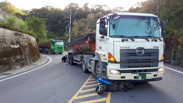 桃園砂石車與機車相撞！騎士捲輪下亡