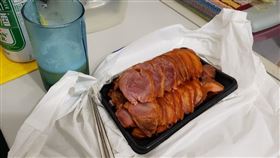 日前就有名網友在PTT的WomenTalk版上發文，她表示自己在大賣場熟食部購買的德國豬腳很大一盤，卻只要價100多元，簡直是「俗擱大碗」根本完勝夜市所賣的，立刻引起網友熱議，只不過底下有曾在賣場工作過的網友踢爆暗黑內幕，警告大家千萬不要買大賣場的熟食！（圖／翻攝自PTT）