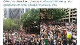 澳洲最大城市雪梨今天有約2萬名民眾上街抗議，要求政府盡速採取行動，以因應氣候變遷帶來的環境挑戰。(截圖自推特）