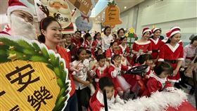 桃園國際機場,聖誕節,向旅客,報佳音,祝福(圖/中央社)