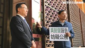 ▲國民黨團總召，不分區立委曾銘宗在律師陪同下，赴北檢告外交部吳釗燮妨害公務、誣告。（圖／記者楊佩琪攝）