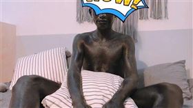 中國男大生被女友用黑色紋身墨水塗到全身黑還洗不掉。
圖／翻攝自微博