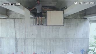 幼時回憶突發奇想　他在橋下懸空蓋房