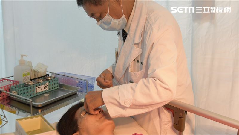 婦吹風隔天竟臉歪嘴斜　原來是皮蛇…