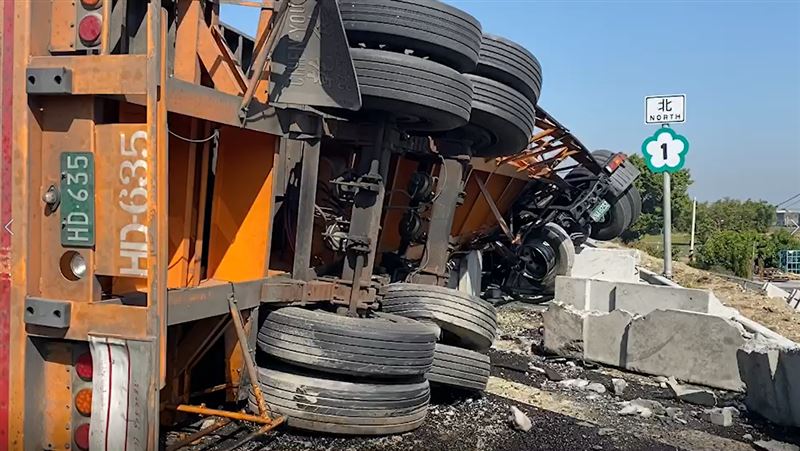貨櫃車遇車禍急煞不住　側翻橫躺國道