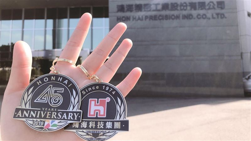 鴻海砸五千萬　送員工45週年悠遊卡
