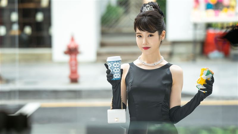 扮奧黛麗赫本！IU慘被怒批：放不開