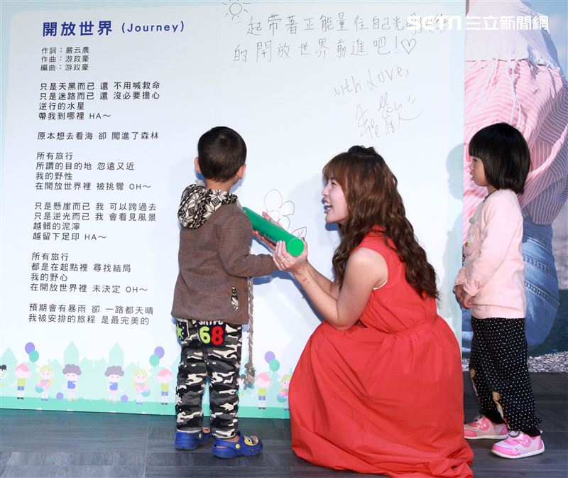 李佳歡擔任紅心字會公益大使，化身說故事的姐姐說自己的故事，替心納家庭子女寫下美好未來。（記者邱榮吉/攝影）