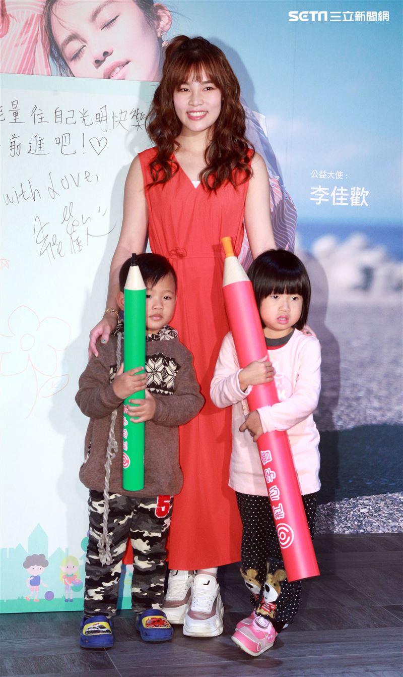 李佳歡擔任紅心字會公益大使，化身說故事的姐姐說自己的故事，替心納家庭子女寫下美好未來。（記者邱榮吉/攝影）