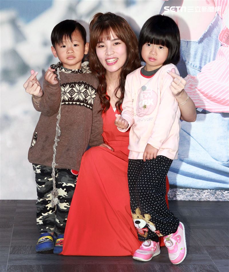 李佳歡擔任紅心字會公益大使，化身說故事的姐姐說自己的故事，替心納家庭子女寫下美好未來。（記者邱榮吉/攝影）