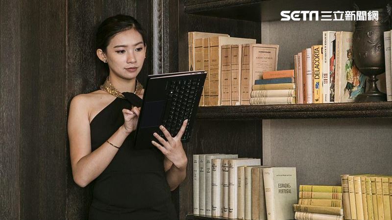 筆電也吹精品風！竟有皇爵還有木紋？