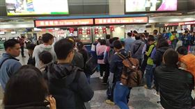 遠航無預警傳出停業，澎湖機場遠航櫃台擠滿民眾退票。