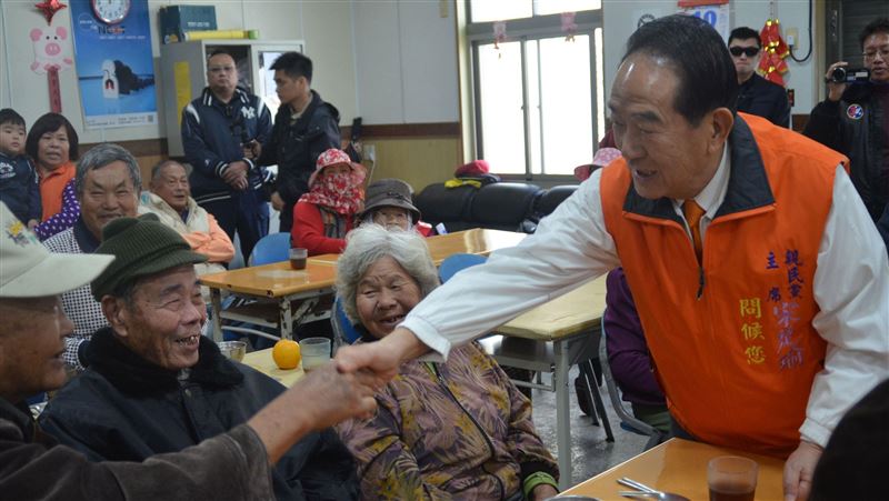 宋楚瑜與老人共餐　允當選每月來一次