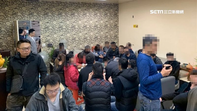 假娃娃機店真賭場！警扮客人混入攻堅