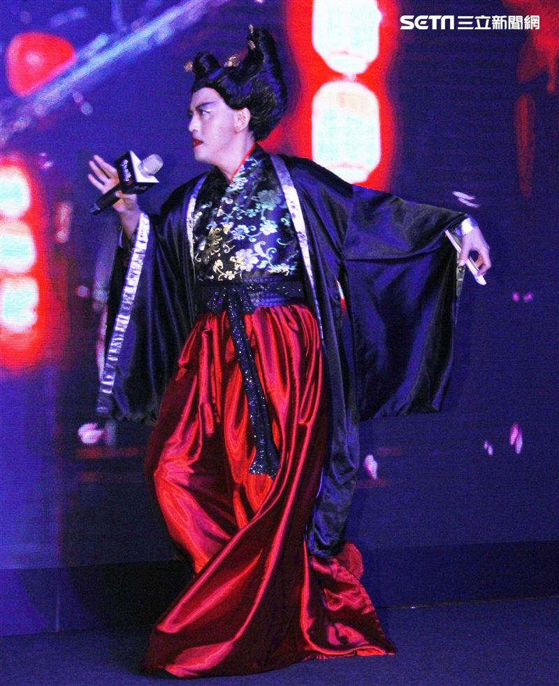 黃子佼主持蔡依林代言手遊「倩女幽魂二」自己裝扮姥姥。（記者邱榮吉/攝影）