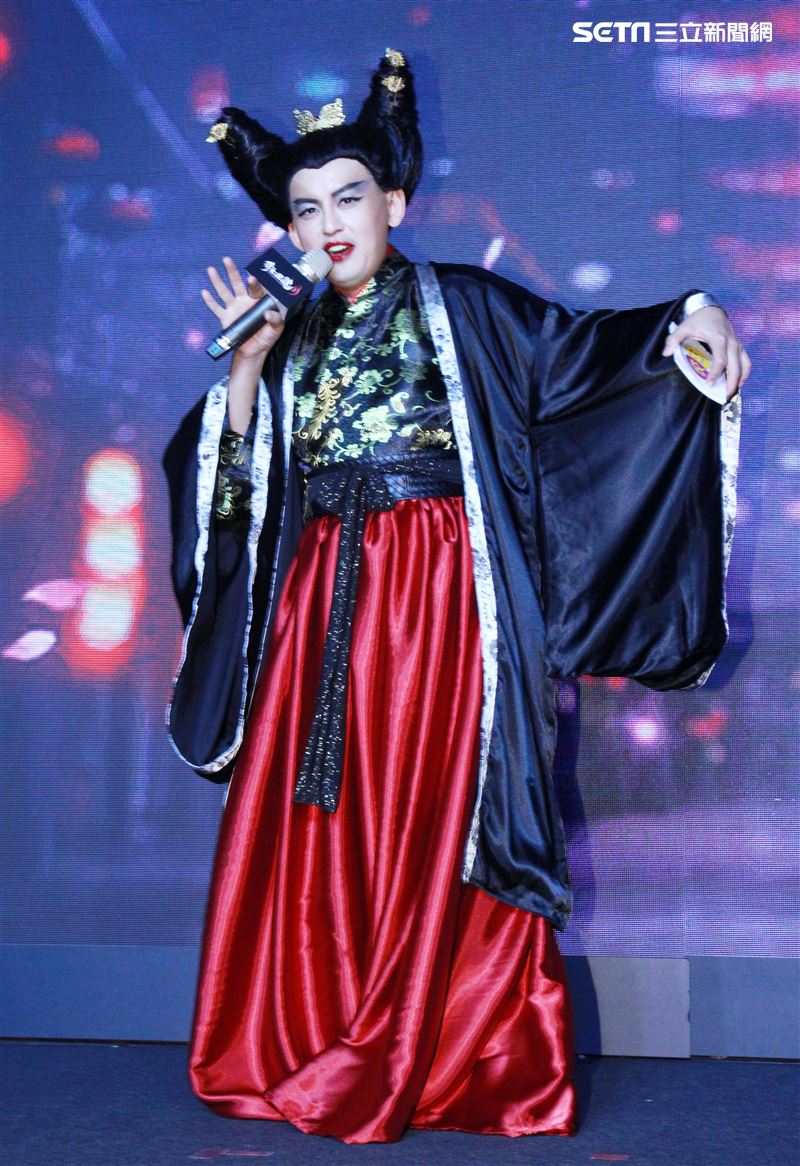 黃子佼主持蔡依林代言手遊「倩女幽魂二」自己裝扮姥姥。（記者邱榮吉/攝影）