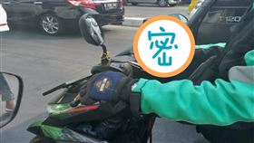 機車,騎士,手機架,夾腳拖,創意　圖／翻攝爆笑公社