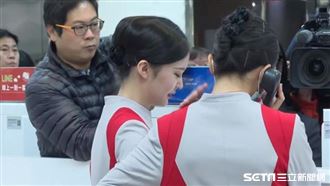 才剛被遠航資遣…空姐站第一線急哭