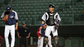 ▲中職聯隊投手魏碩成（左）與捕手戴培峰搭檔。（圖／中華職棒提供）