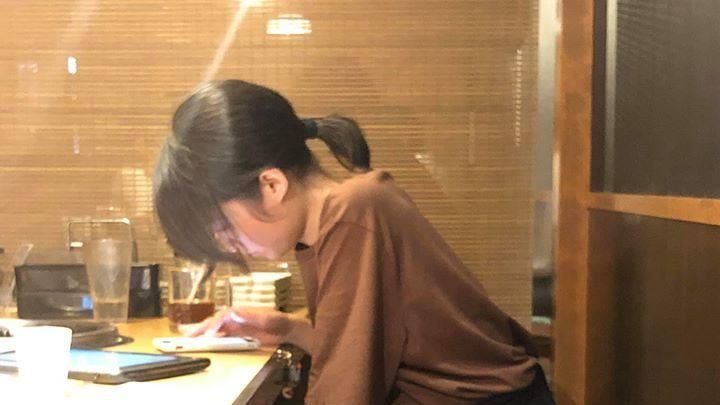文青妹等餐點　熱褲過短美臀整球炸出