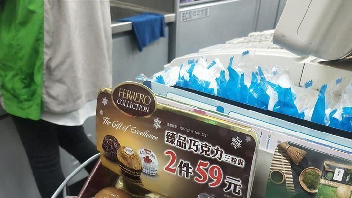 工讀生累了嗎？　貨架上巧克力網笑噴