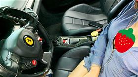 修車找不到板手！轉頭竟夾在「豪乳縫」裡…網暴動：卡到了（圖／翻攝自臉書加藤軍路邊隨手拍）