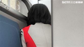 遠航空姐強裝微笑「落寞背影」惹鼻酸