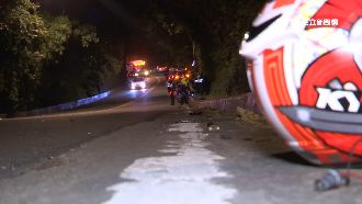 車聚夜遊陽明山　騎士自撞山壁不治