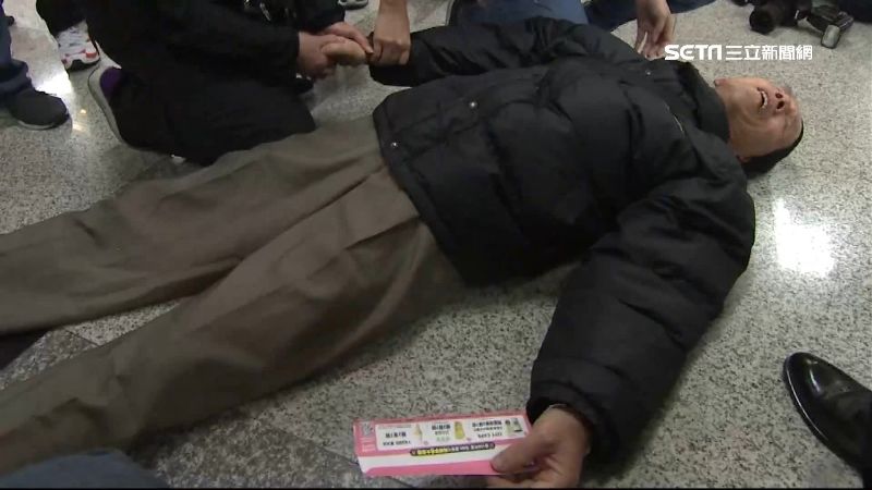 遠航無預警停業　旅客抓票氣昏倒地