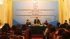 越南將成為非常任理事國　盼為國際和平做出貢獻越南等5國將成為聯合國2020-2021年安理會非常任理事國，越南外交部副部長黎淮忠（中）12日表示，越方將持續推動融入國際，提高多邊機制的作用，為維護國際和平與安全做出貢獻。中央社河內攝　108年12月12日