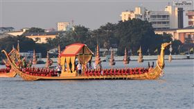 泰王搭乘的金鴻王船泰國12日舉行王船遊行，做為泰王加冕儀式的最後一道程序。圖為泰王瓦吉拉隆功和王后蘇堤達搭乘的金鴻王船，行駛在昭披耶河上。中央社記者呂欣憓曼谷攝 108年12月12日