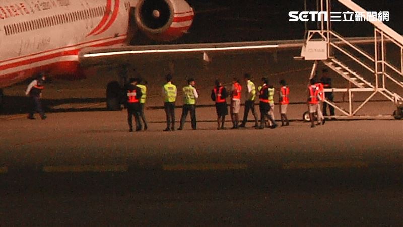 遠航末班班機返台…機組員不捨大合照