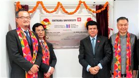 印度吉特卡拉大學台灣華語教育中心開幕清華大學印度中心主任王偉中（右1）、吉特卡拉大學創辦人吉特卡拉（右2）、駐印度代表處赴代表陳志浩（左2）及教育組長陳立穎（左1）12日出席台灣華語教育中心開幕儀式。（駐印度代表處教育組提供）中央社記者康世人新德里傳真  108年12月12日